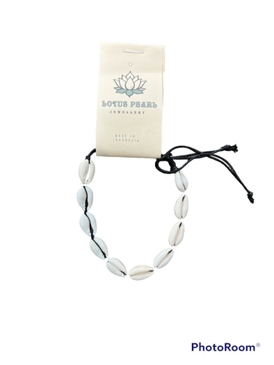 Lotus Pearl Black Shell Bracelet